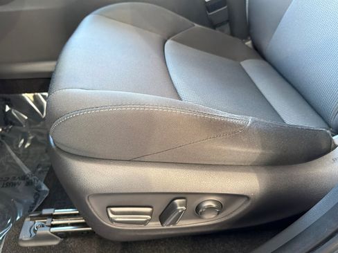 Used 2023 Toyota Venza LE AWD/4WD image 14