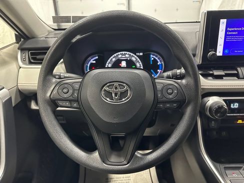 Used 2025 Toyota RAV4 XLE AWD/4WD image 18