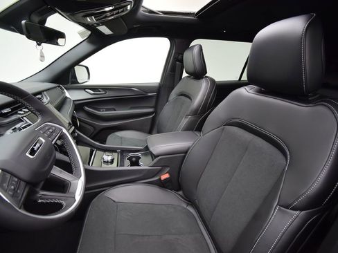 New 2025 Jeep Grand Cherokee L Altitude image 36