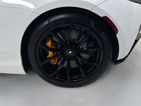 Used 2024 McLaren Artura image 9