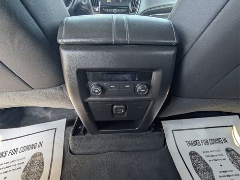 Used 2023 Chevrolet Traverse LT image 28