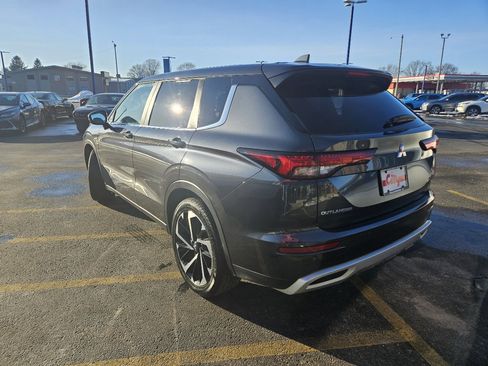 Used 2024 Mitsubishi Outlander AWD image 3