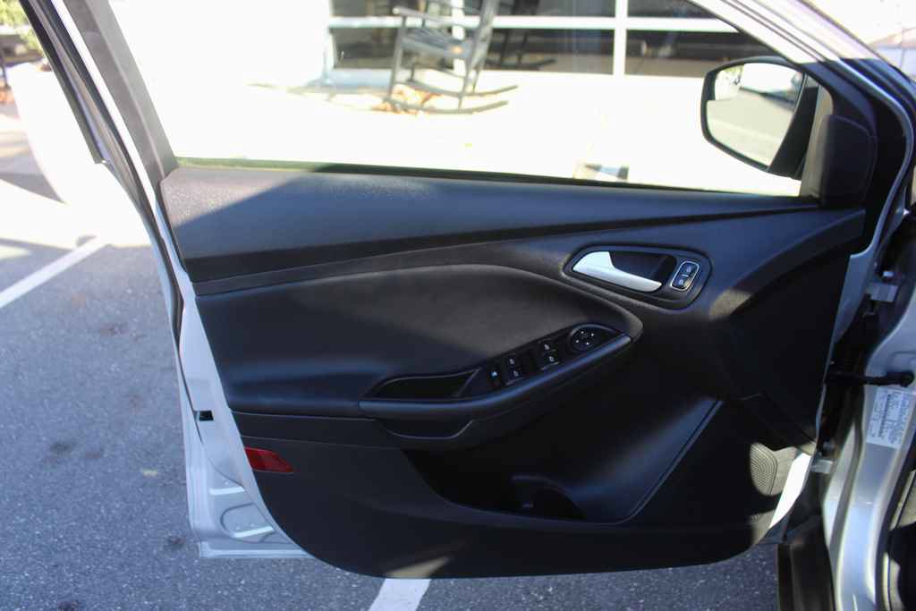 Used 2017 Ford Focus SEL FWD image 12
