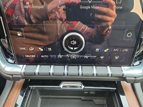 Used 2025 GMC Yukon XL Denali w/ Denali Reserve Package image 27