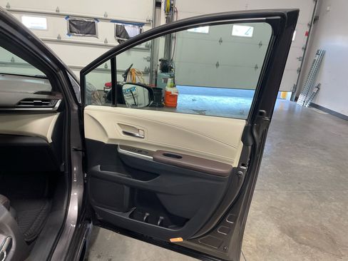 Used 2021 Toyota Sienna Platinum image 25