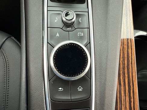 Used 2024 Cadillac Escalade Luxury AWD/4WD image 28