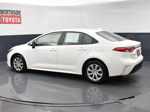 Used 2025 Toyota Corolla LE FWD image 2