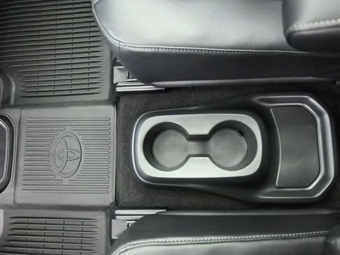 Used 2024 Toyota Highlander Platinum image 31