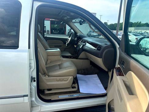 Used 2014 Chevrolet Suburban LTZ image 10