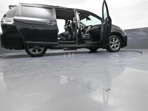 Certified 2019 Toyota Sienna SE w/ SE Preferred Package AWD/4WD image 51