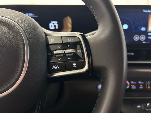 Used 2025 Kia Carnival FWD image 11