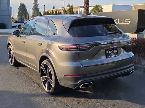 Used 2023 Porsche Cayenne Platinum Edition image 3