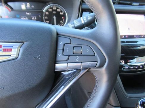 Used 2025 Cadillac XT6 Premium Luxury image 19