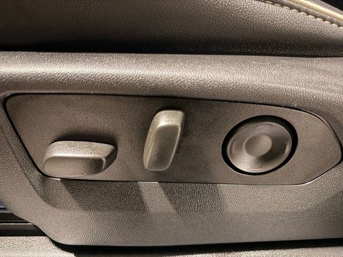 Used 2024 GMC Yukon XL SLT w/ SLT Luxury Package image 15