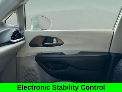 Used 2017 Chrysler Pacifica Touring-L Plus w/ Advanced Safetytec Group FWD image 17