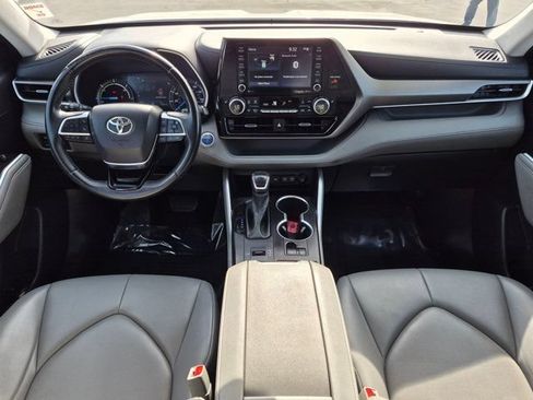 Used 2021 Toyota Highlander XLE AWD/4WD image 16