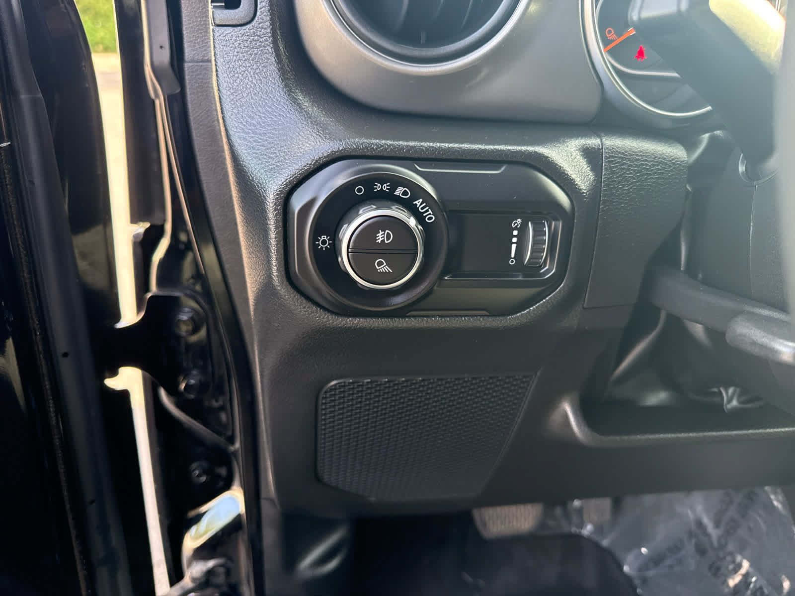 Used 2023 Jeep Gladiator Sport AWD/4WD image 17