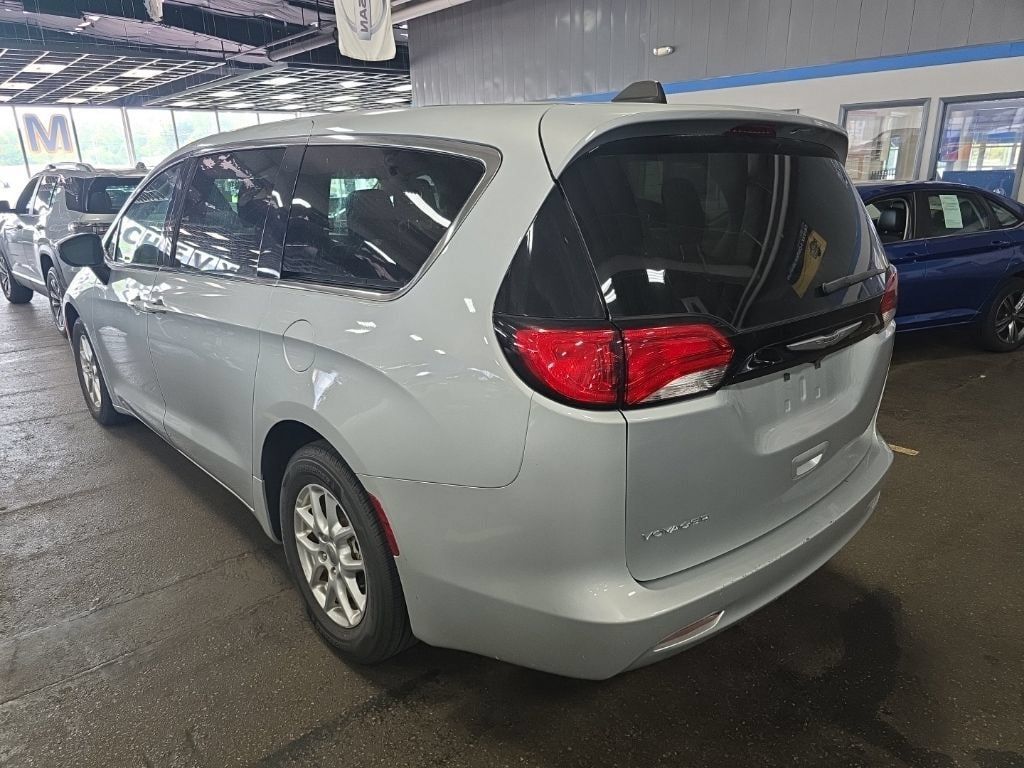 Used 2023 Chrysler Voyager LX FWD image 3