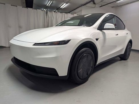 Used 2026 Tesla Model Y 2WD image 5