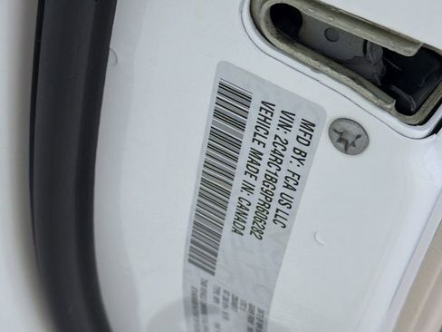 Used 2023 Chrysler Pacifica Touring-L image 31