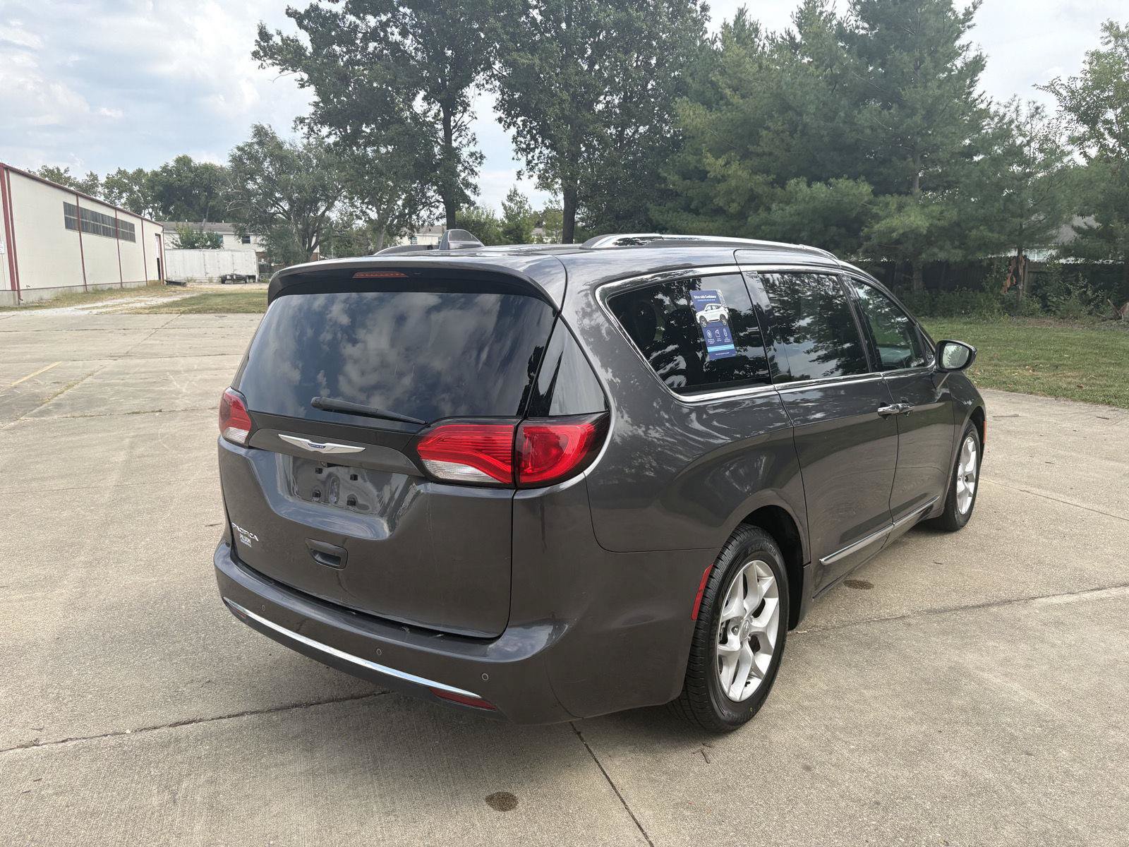 Used 2018 Chrysler Pacifica Touring-L w/ Tire & Wheel Group FWD image 26