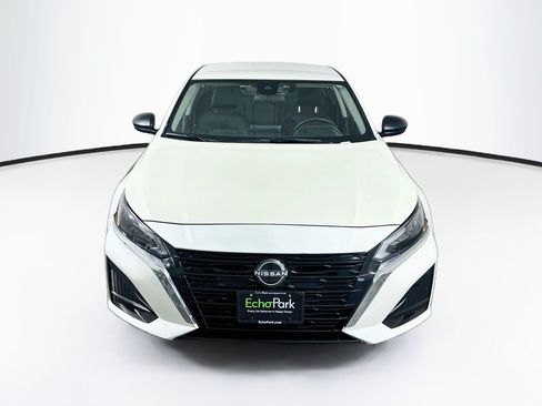 Used 2024 Nissan Altima 2.5 SV FWD image 2