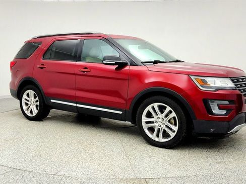 Used 2017 Ford Explorer XLT w/ Equipment Group 202A image 3