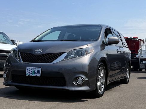 Used 2013 Toyota Sienna SE FWD image 2