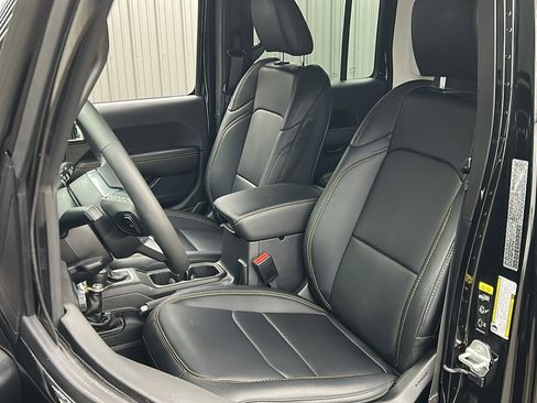 Used 2025 Jeep Wrangler Unlimited Sahara image 32