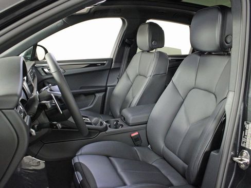 Used 2025 Porsche Macan image 5