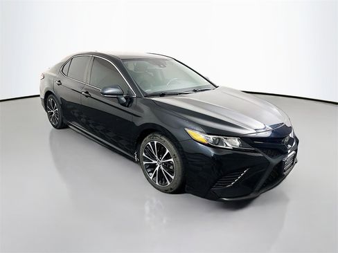 Used 2020 Toyota Camry SE w/ Carpet Mat Package image 1