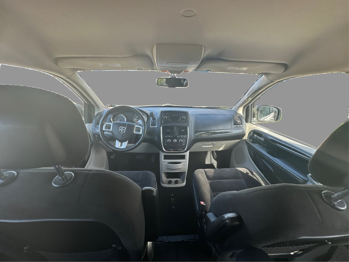 Used 2016 Dodge Grand Caravan American Value Package w/ UConnect Hands-Free Group FWD image 19