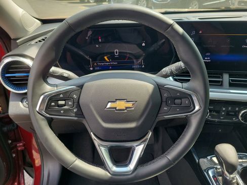 Used 2025 Chevrolet Trax LT w/ LT Convenience Package FWD image 24