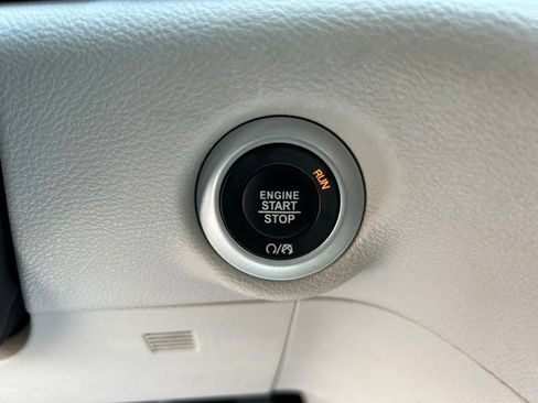 Used 2024 Chrysler Pacifica Touring-L FWD image 18