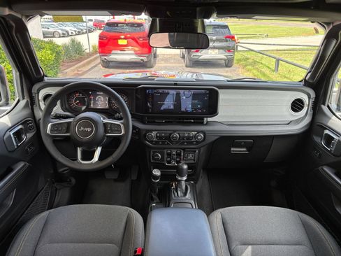 Used 2025 Jeep Wrangler Unlimited Sahara AWD/4WD image 43