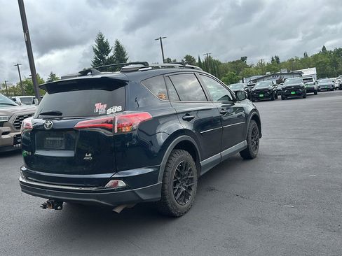 Used 2018 Toyota RAV4 LE w/ All Weather Liner Package AWD/4WD image 9