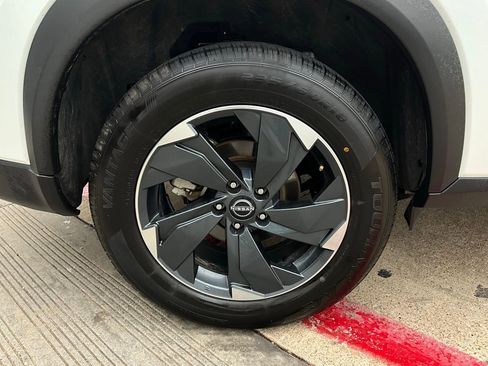 Used 2025 Nissan Rogue SV image 9