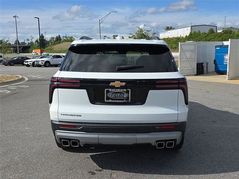 Used 2025 Chevrolet Traverse LT FWD image 5