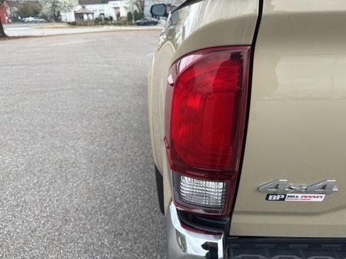 Used 2018 Toyota Tacoma SR5 image 10