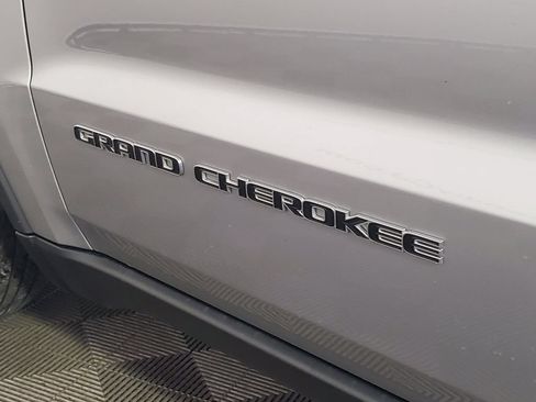 Used 2020 Jeep Grand Cherokee Laredo AWD/4WD image 26