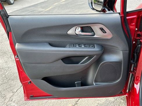 New 2025 Chrysler Pacifica Select image 30