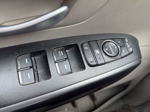 Used 2016 Kia Sedona LX w/ LX Convenience Package image 15