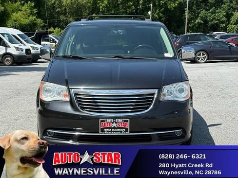 Used 2015 Chrysler Town & Country Limited Platinum FWD image 7
