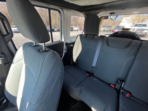 Used 2025 Jeep Wrangler Sahara image 33