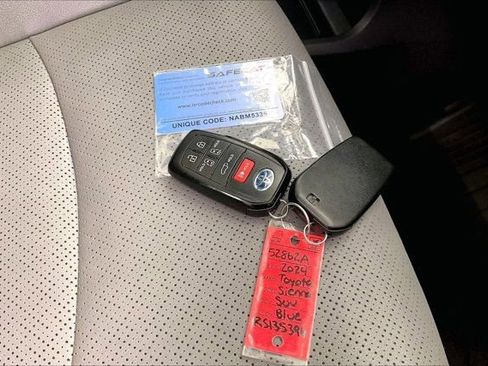 Used 2024 Toyota Sienna Limited image 11