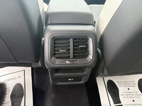 Used 2025 Volkswagen Taos SE AWD/4WD image 18
