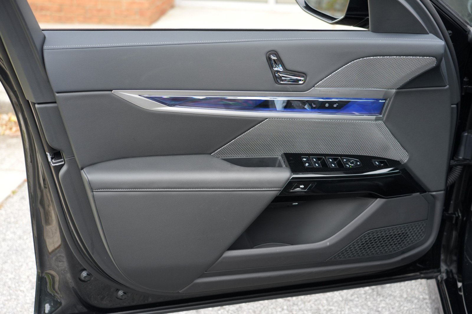 Used 2025 BMW 740i w/ Premium Package RWD image 61