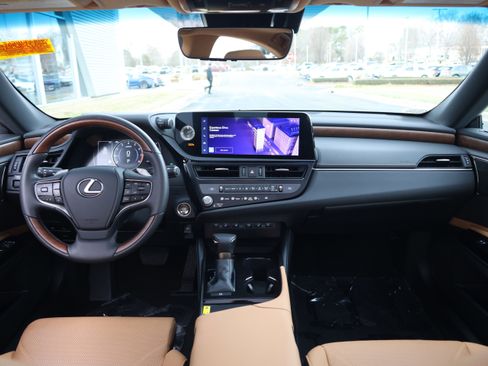 Certified 2024 Lexus ES 350 Ultra Luxury w/ Accessory Package (Z2) image 17