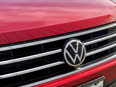 Used 2022 Volkswagen Tiguan SE w/ Panoramic Sunroof Package image 35