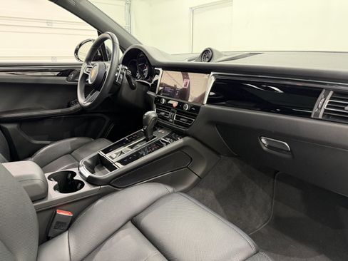 Certified 2025 Porsche Macan image 24